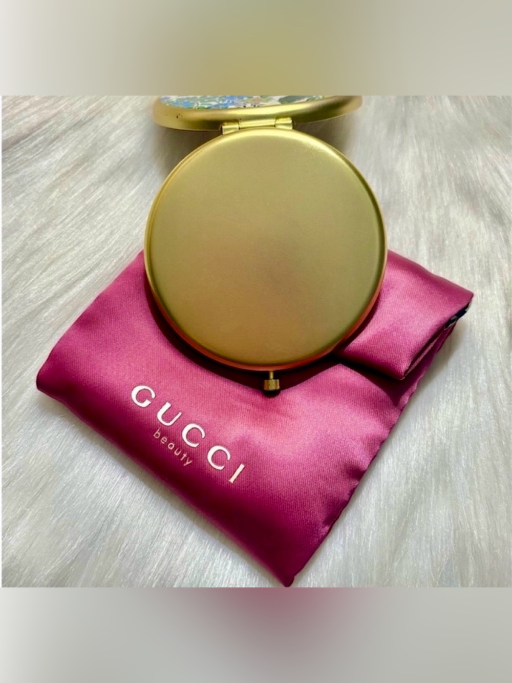 NIP GUCCI BEAUTY Floral
Compact 2 Sided Mirror. Includes floral shopping bag🌺💖🌸 - Picture 5 of 6